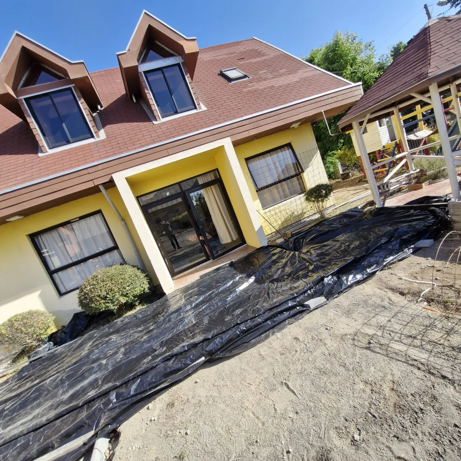 Fachada terminada con ventanas nuevas
