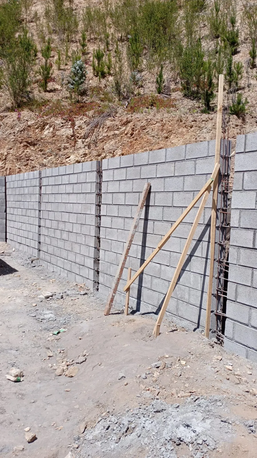 Muro de bloques de hormigón con pilares