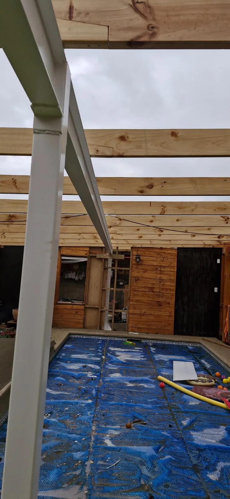 Quincho terminado por dentro, con cielo de madera
