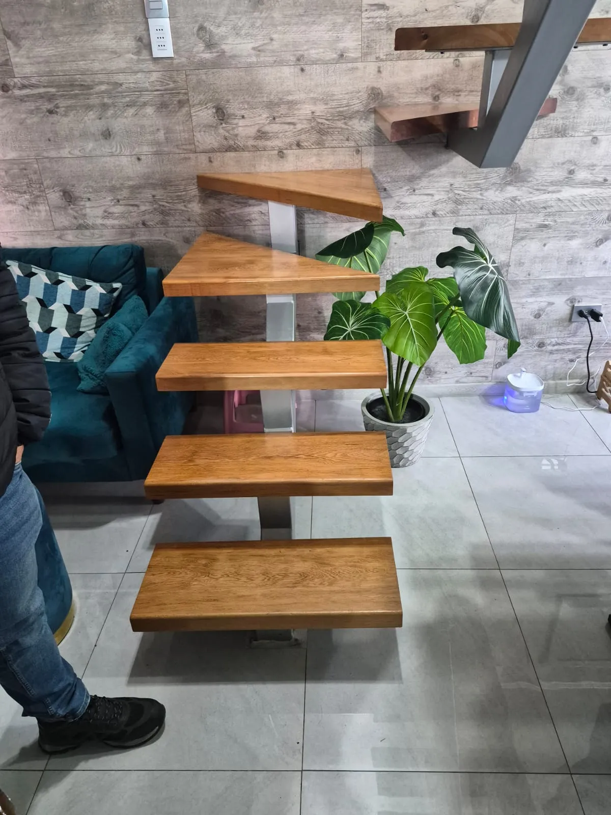 Escalera con peldaños de madera sobre estructura metálica